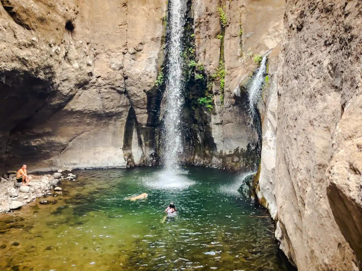 Waterfall adventure with ropes, jumps, and jungle near La Libertad, El Salvador 💧🌿 Tamanique Waterfalls lush hiking trail in El Salvador jungle